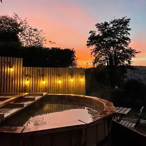 Chalet Secluded With Spectacular Views And Hot Tub!, Bath