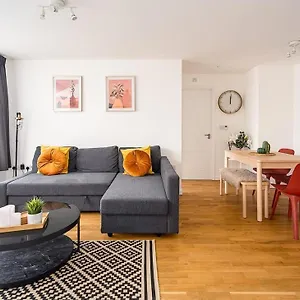 Apartment Contemporary Centre With Parking, Bath